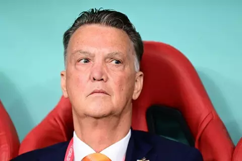 فان جال: لم أعد أعاني من السرطان.. وجاهز للعودة إلى التدريب